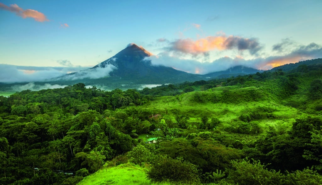 Blick auf den Vulkan Arenal im Zentrum Costa Ricas bei Sonnenaufgang. Foto: © Alexey Stiop - stock.adobe.com