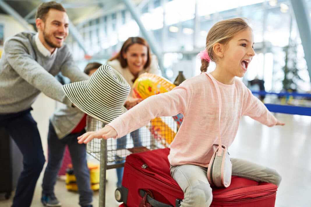 Familie im Flughafen Terminal. Foto: © Robert Kneschke / stock.adobe.com