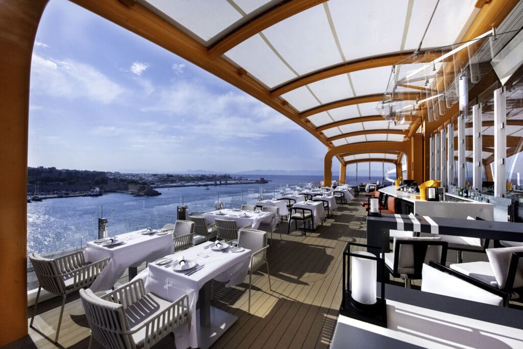 Magic Carpet auf Celebrity Cruises Apex, Foto: © Steve Dunlop / www.stevedunlop.com