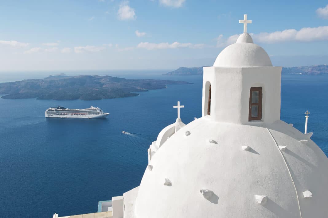 MSC Musica vor der griechischen Insel Santorin. Foto: © MSC Cruises