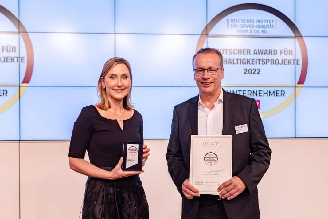 Jörg Eichler, Geschäftsführer der A-ROSA Flussschiff GmbH, und Sustainability Managerin Sandra Wendland nahmen den Award entgegen. Foto: © A-ROSA Flussschiff GmbH