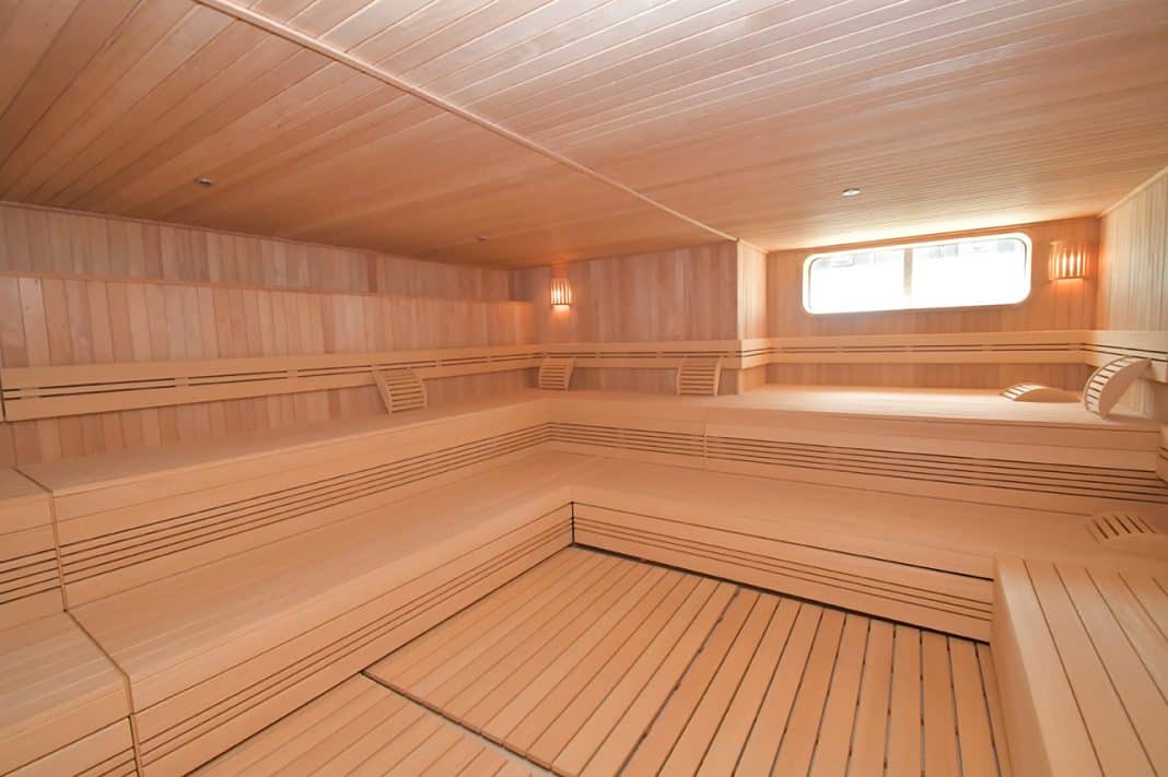 Finnische Sauna mit Tageslicht im SPA-ROSA. Foto: © CRUCERO / Tobias Lange-Rüb