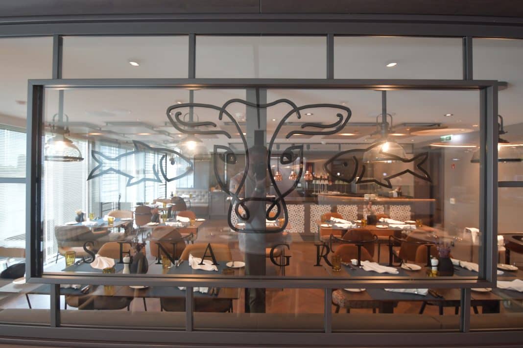 Zwei Fische und eine Kuh: Steakhouse und Seafood ist das Motto im Sena Grill, dem ersten Spezialitätenrestaurant an Bord eines A-Rosa Schiffes. Foto: © CRUCERO / Tobias Lange-Rüb