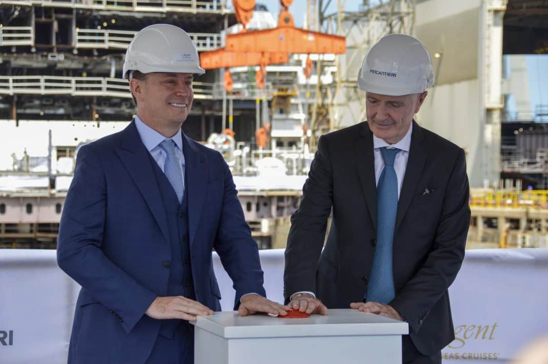 Regent CEO Jason Montague (links) und Werftdirektor Gilberto Tobaldi, lösen in der Fincantierei Werft Ancona den Mechanismus zur Kiellegung aus. Foto: © Crucero