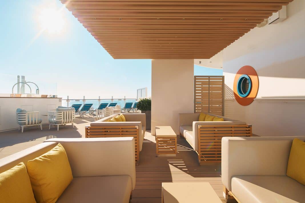 Das Infinity-Deck mit Whirlpools und Bar an Bord der Costa Toscana ist ein Entspannungsort. Foto: © Costa Kreuzfahrten