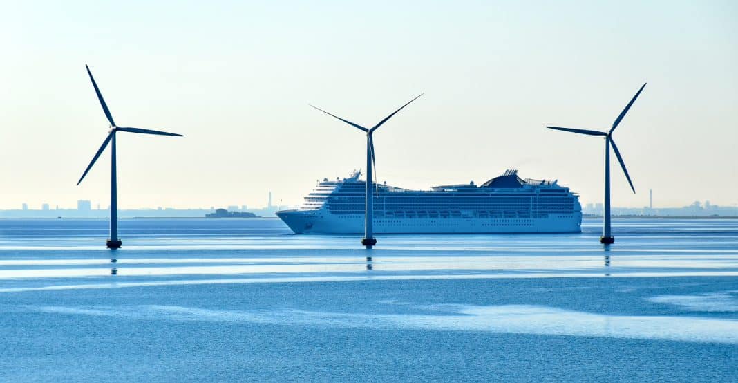 Ein Kreuzfahrtschiff passiert Offshore-Windkraftanlagen in der Nähe der Öresundbrücke zwischen Dänemark und Schweden. Foto: © balipadma / stock.adobe.com
