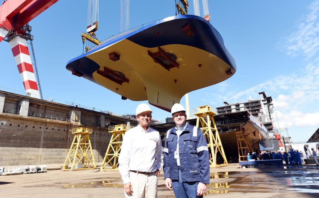 Laurent Castaing, General Manager der Werft (links), und Jason Liberty, Präsident und CEO der Royal Caribbean Group legten je eine Münze unter den Kiel der Celebrity Ascent. Foto: © Celebrity Cruises