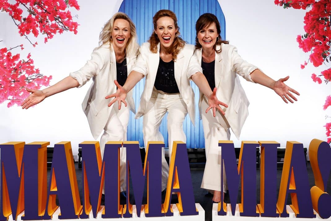 Mamma Mia ! in Hamburg: (v.l.) Jennifer van Brenk, Anna Thorén (hier eingesprungen für die erkrankte Sabine Mayer) und Franziska Lessing sind „Donna and the Dynamos!“ Foto: © PR