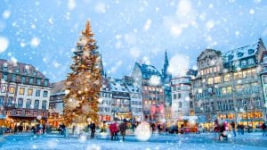 Weihnachtsmarkt im Schnee in Frankreich, in Straßburg, Elsass. Foto: © Alexi Tauzin / stock.adobe.com