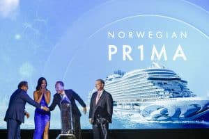 Katy Perry tauft die Norwegian Prima; v.l.: Frank Del Rio, Vorsitzender der NCL Holding, Katy Perry, Harry Summer CEO von NCL und Moderator Elvis Duran (Elvis Duran an The Morning Show, NY) Foto: © Tristan Fewings / Getty Images for Norwegian Cruise Line