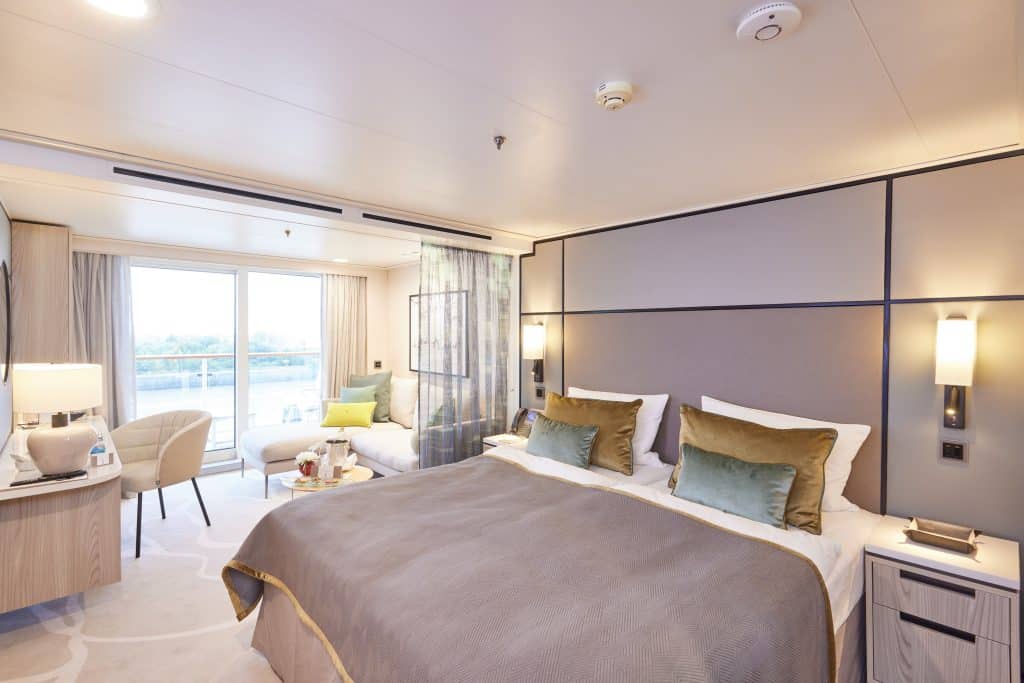 Blick in einer von 56 renovierten Suiten auf der Europa. Foto: Hapag-Lloyd Cruises / Christian Wyrwa.