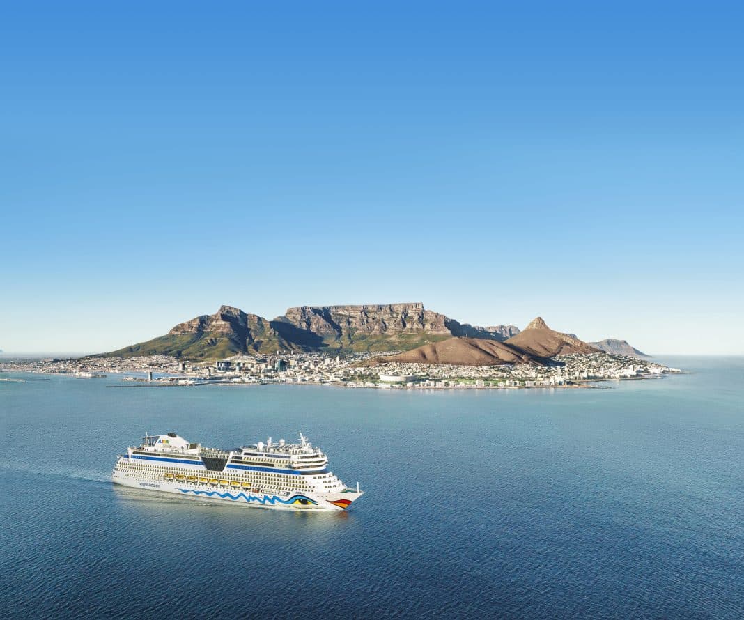 AIDAsolvor dem Tafelberg, Kapstadt. Foto: © AIDA Cruises