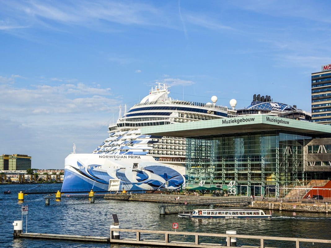 Norwegian Prima liegt am Cruise Terminal in Amsterdam, Foto: © Ralf Lange, Crucero