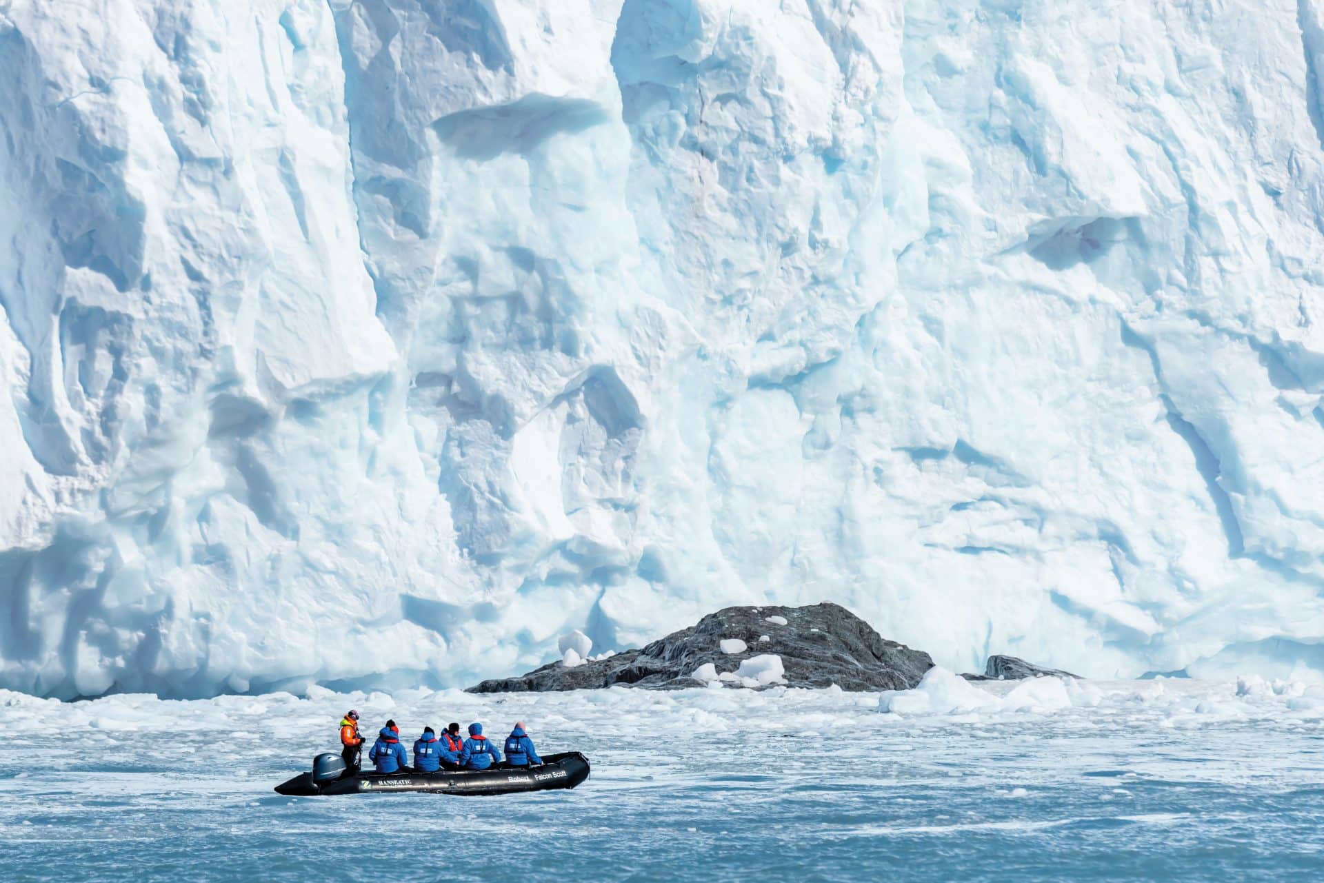 Maximal 199 Gäste erleben in der Antarktis spannende Fahrten und Anlandungen mit den expeditionstauglichen Schlauchbooten der Expeditionsflotte von Hapag-Lloyd Cruises. Foto: © Hapag-Lloyd Cruises