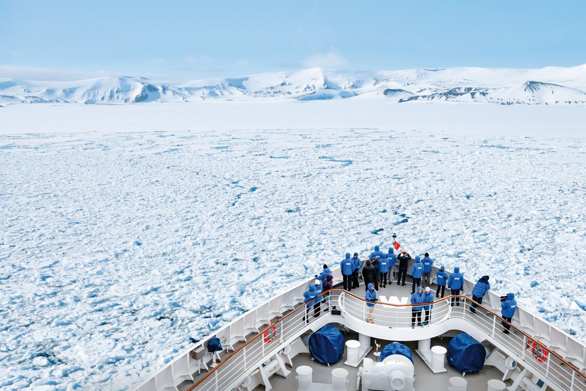 Der Umlauf am Bug bringt die Gäste näher an das Geschehen. Foto: © Hapag-Lloyd Cruises