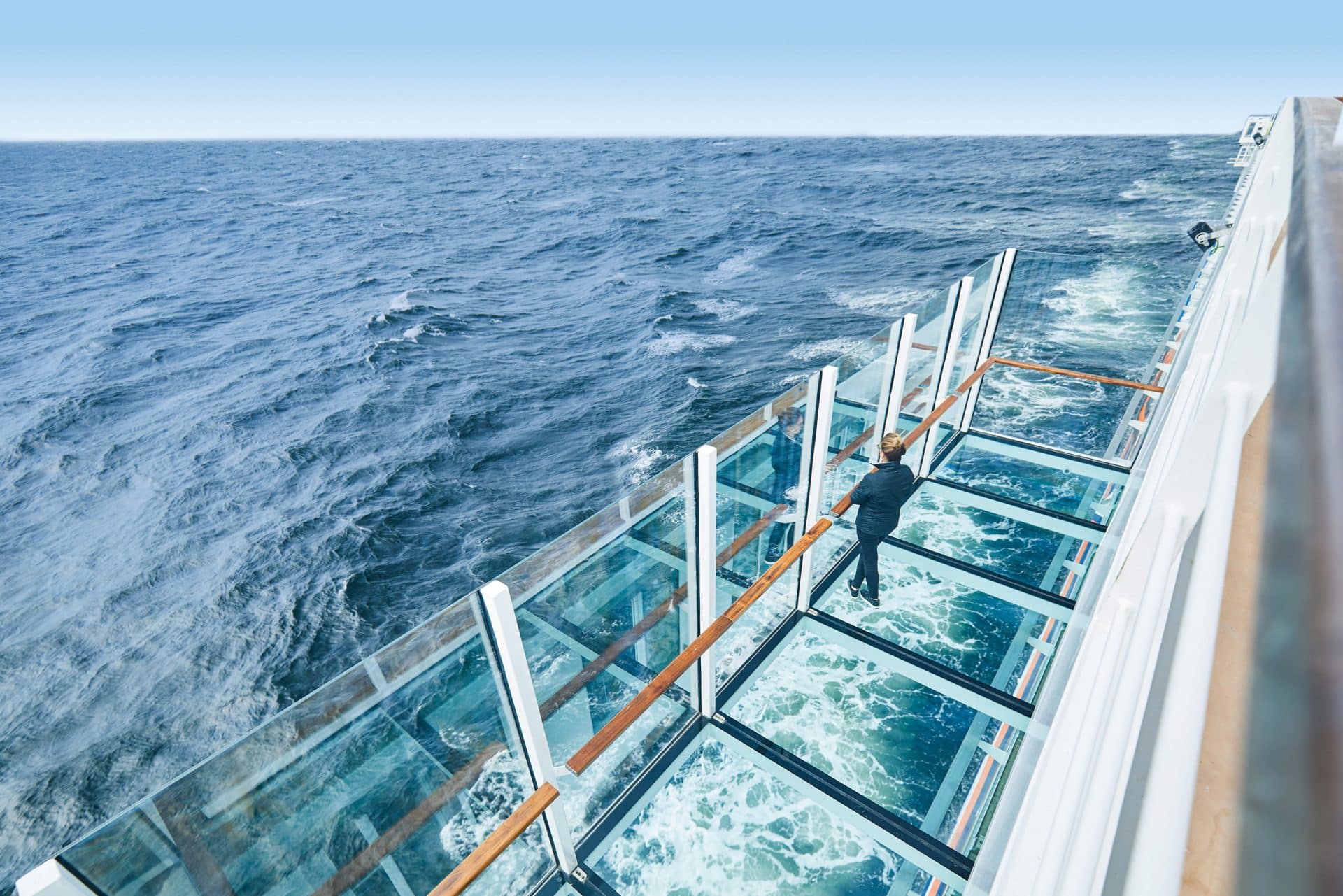 Zwei ausfahrbare gläserne Balkone geben dem Gast das Gefühl, direkt über dem Wasser zu schweben. Foto: © Hapag-Lloyd Cruises / Christian Wyrwa