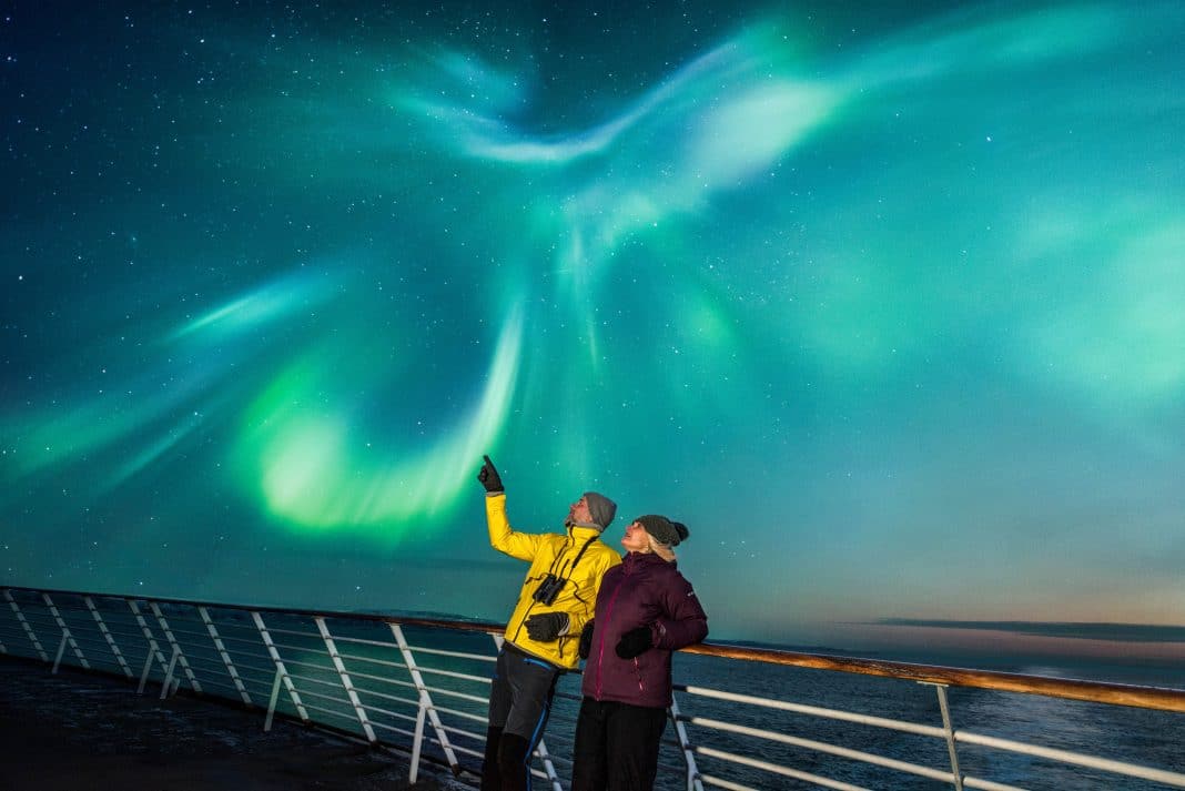 Nordlicht-Versprechen von Hurtigruten Norwegen: Garantiert einzigartige Naturerlebnisse auf der traditionsreichen Postschiffroute. Foto: © Agurtxane Concellon