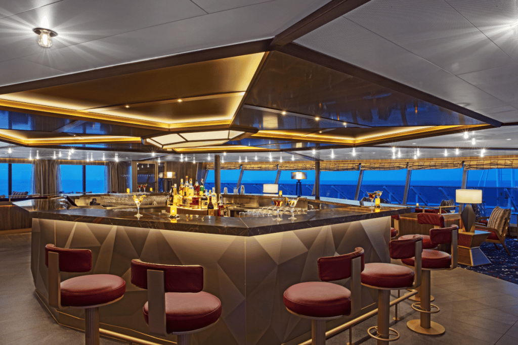 Bar in der Constellation-Lounge, dem höchsten Innenaussichtspunkt an Bord der Seabourn Venture. Foto: Seabourn