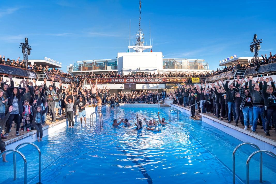 Alle Metal-Heads an Deck. Im kommenden Jahr startet die zehnte Full-Metal-Cruise bei TUI Cruises. Foto: Ulrich Schaarschmidt