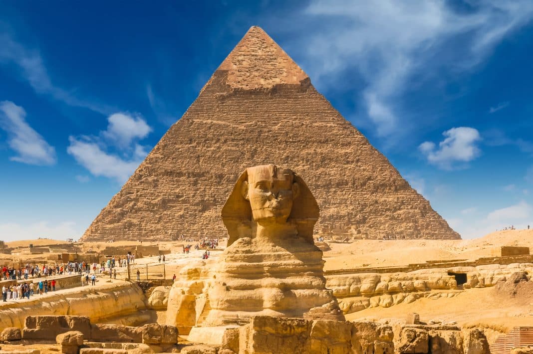 Ägyptische Sphinx und die Pyramidengräber der Pharaonen in Gizeh bei Kairo, Ägypten. Foto: © Anton Belo / stock.adobe.com