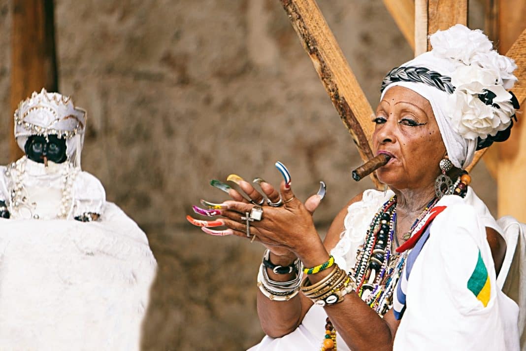 Kubanische Grand Dame raucht eine Zigarre. Foto: © livcool - stock.adobe.com