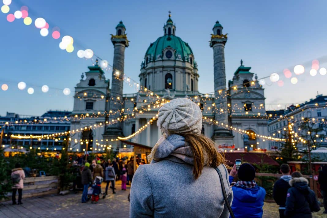 Kunst-Weihnachts-Adventsmarkt in Wien am Karlsplatz mit vielen Menschen Foto: © Bernadett - stock.adobe.com