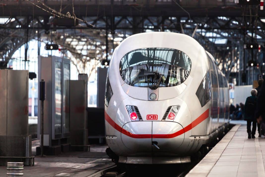 Bahnverkehr im Raum Norddeutschland läuft wieder an. Foto: © Tobias Arhelger - stock.adobe.com