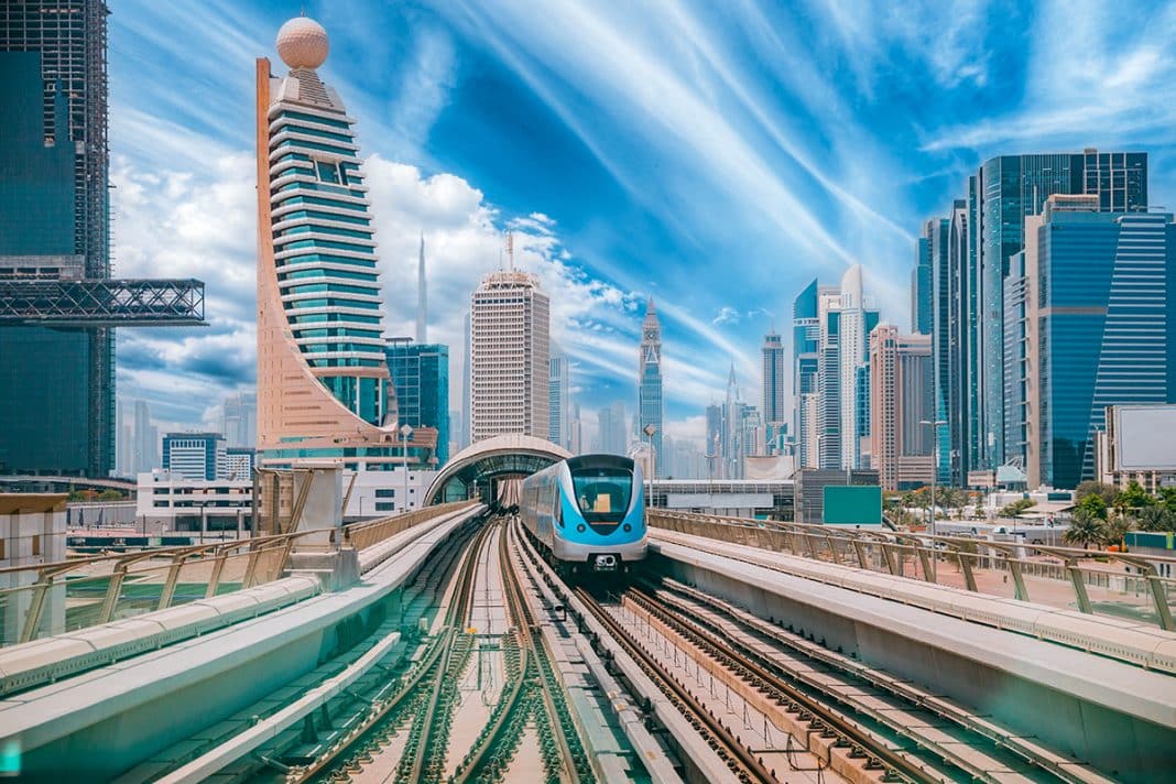 Monorail U-Bahn-Zug fährt zwischen Wolkenkratzer in Dubai. Foto: © Grigory Bruev - stock.adobe.com