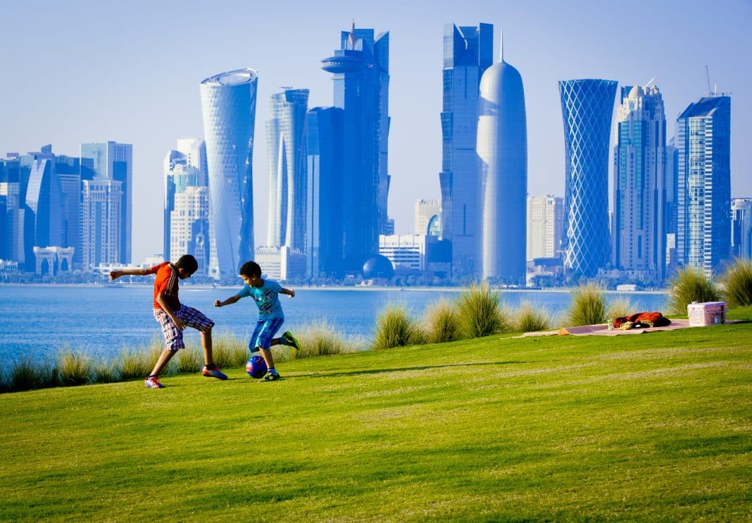 Fußball spielende Jungen in Doha, Katar. Foto: © kubikactive - stock.adobe.com