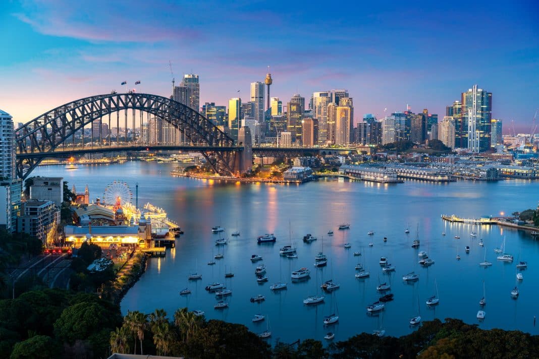 Stadtbild von Sydney, Australien mit Harbor Bridge und Sydney Skyline bei Sonnenuntergang. Foto: © Celebrity Cruises