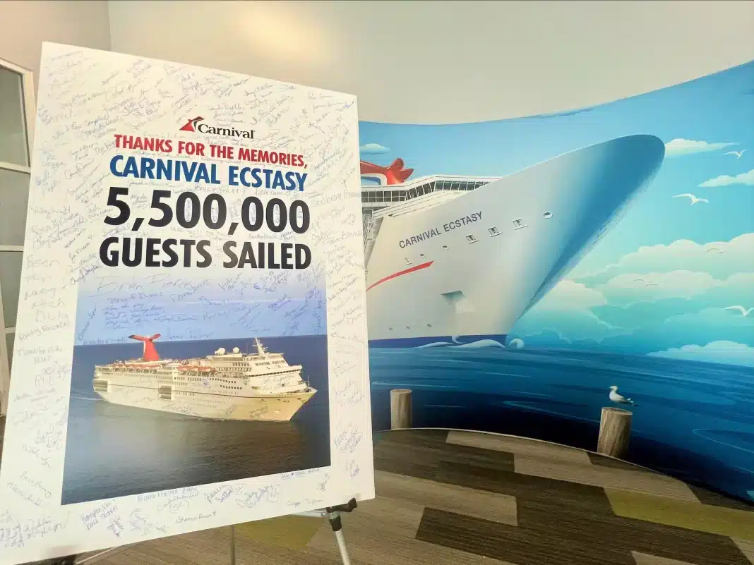 Auf einem Poster konnten die Gäste der letzten Reise mit der Carnival Ecstasy unterzeichnen. Foto: Carnival Cruise Line