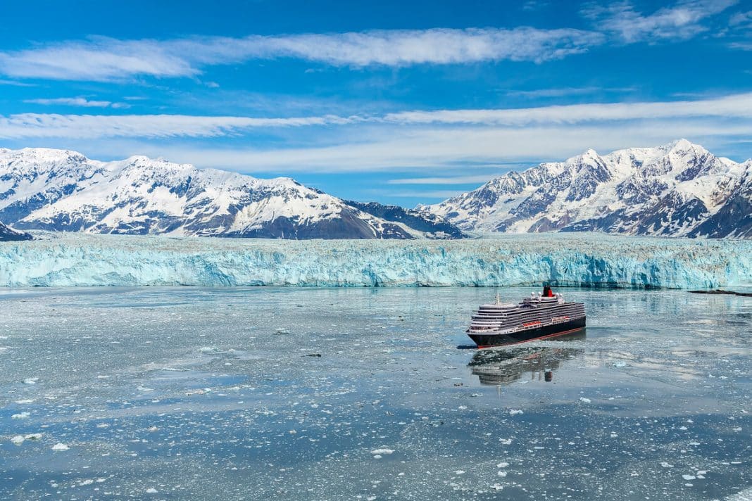 Queen Elizabeth in Hubbard Glacier. Foto: Cunard Line