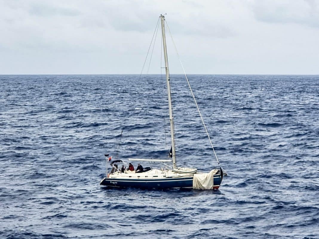 WORLD VOYAGER leistet am 13. Dezember 2022 auf dem Weg nach Barbados Hilfe für ein in Seenot geratenes Segelboot. Foto: nicko cruises Schiffsreisen GmbH