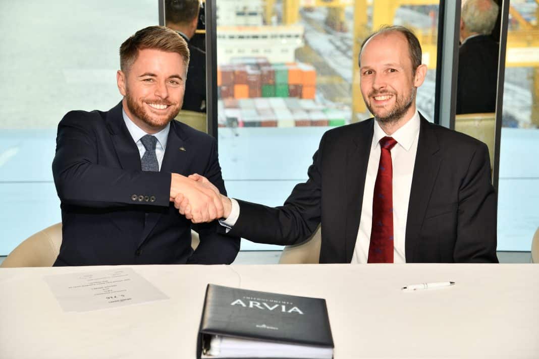 Paul Ludlow, CEO von P&O Cruises und Dr. Jan Meyer bei der Übergabe der neuen Arvia. Foto: © Meyer Werft