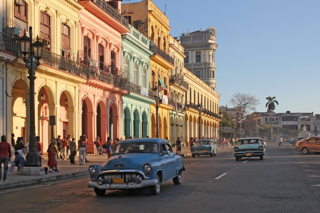 Die besondere Atmosphäre von Kuba, hier die Altstadt von Havanna, können Passagiere auf einer Kreuzfahrt rund um die Insel erleben. Foto: AdobeStock.com/Andreas