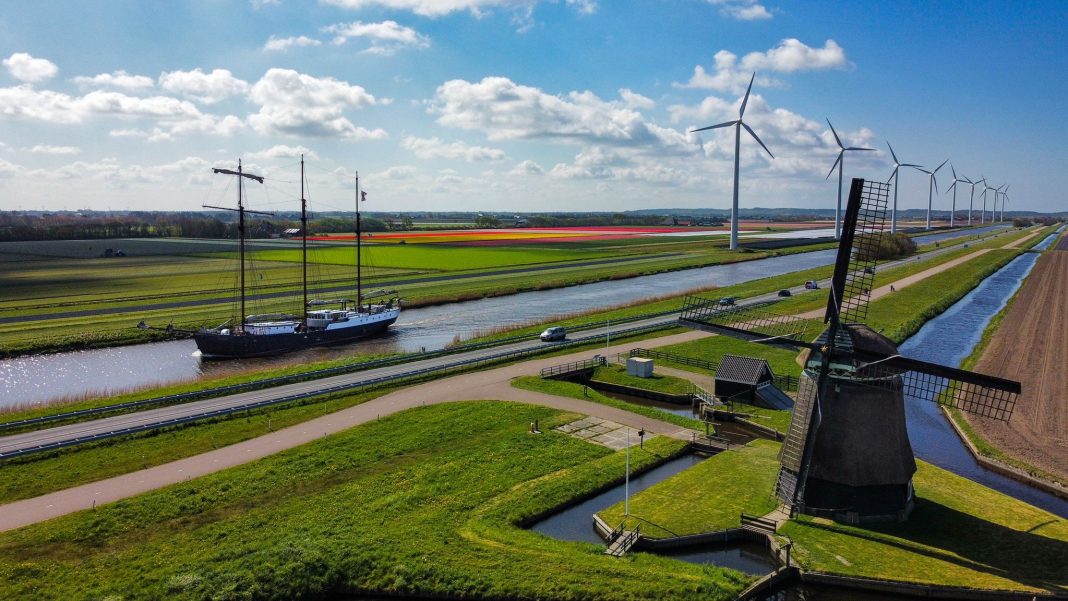 Die Segeln & Rad Touren finden an Bord des Dreimasters Mare fan Fryslân sowie der beiden etwas kleineren Segelschiffe Wapen fan Fryslân und Leaf fan Fryslân statt. Foto: © Boat Bike Tours