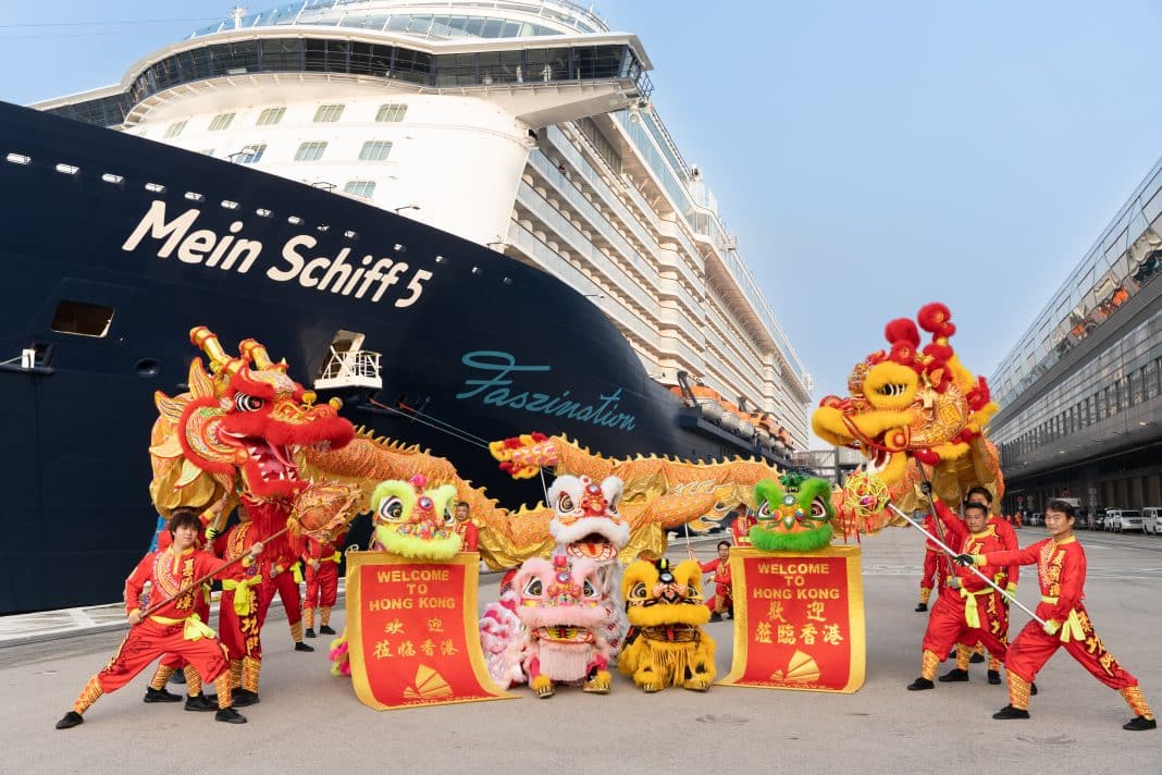 Tanzende Löwen und Drachen begrüßen die Mein Schiff 5 bei ihrer ersten Ankunft. Foto: © TUI Cruises