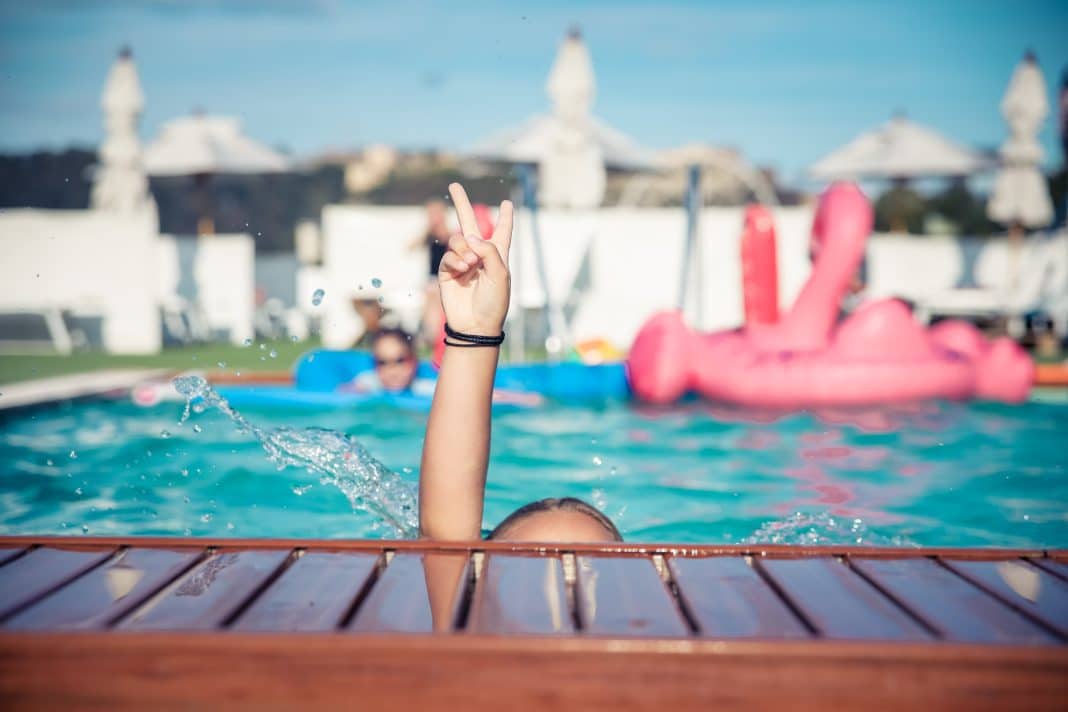 In den Sommerferien finden an Bord der A-Rrosa Sena mehrere Schwimmkurse statt. Im großen Pool kann sogar das Seepferchen-Abzeichen erworben werden. Foto: © A-ROSA Flussschiff GmbH