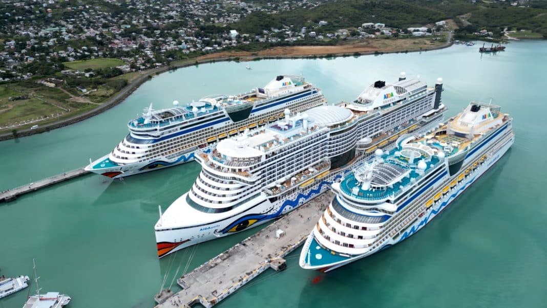 Am 27. Februar 2023 machten gleich drei AIDA Kreuzfahrtschiffe im Hafen von St. Johns auf der Karibikinsel Antigua fest. Foto: © AIDA Cruises