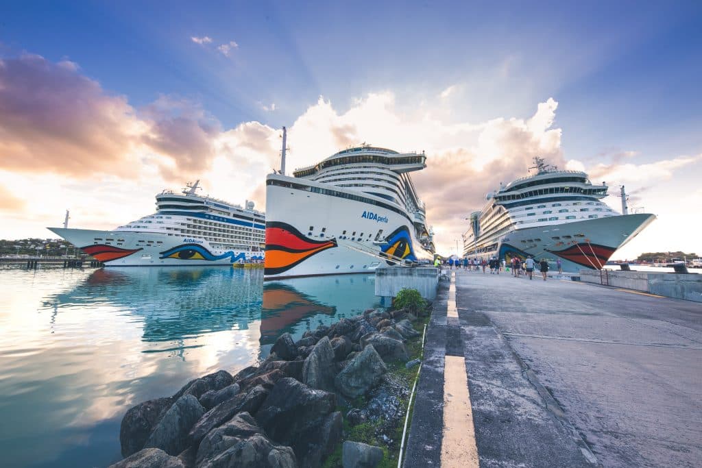 Am 27. Februar 2023 machten gleich drei AIDA Kreuzfahrtschiffe im Hafen von St. Johns auf der Karibikinsel Antigua fest. Foto: © AIDA Cruises