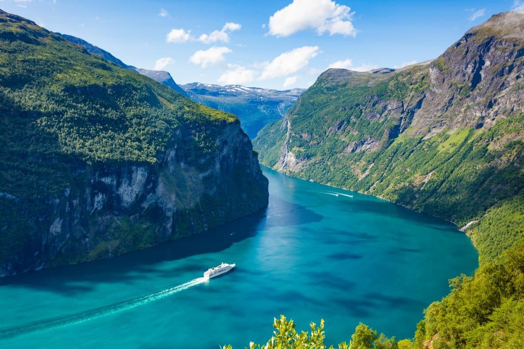 Geirangerfjord mit Kreuzfahrtschiff, Blick vom Aussichtspunkt Ornesvingen, Norwegen. Foto: © Adobe Stock / anetlanda