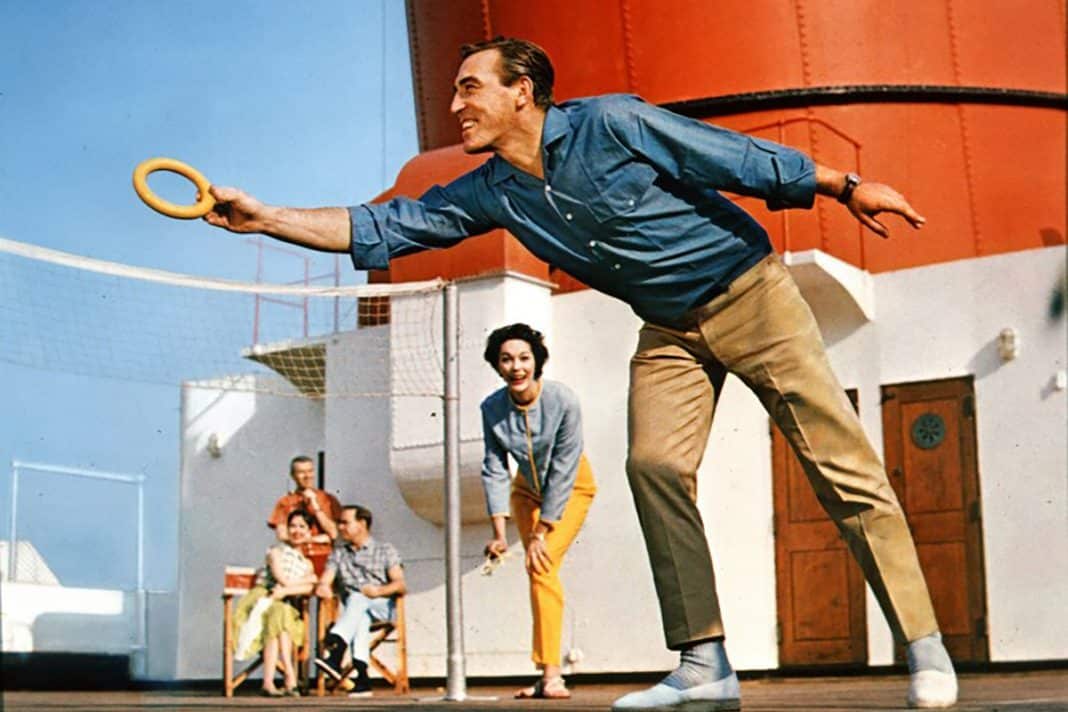 Ein Cunard-Passagier fängt einen Reifen während eines Spiels an Deck. Diese undatierte Aufnahme zeigt den Schornstein des Schiffes im Hintergrund. Foto: © Cunard