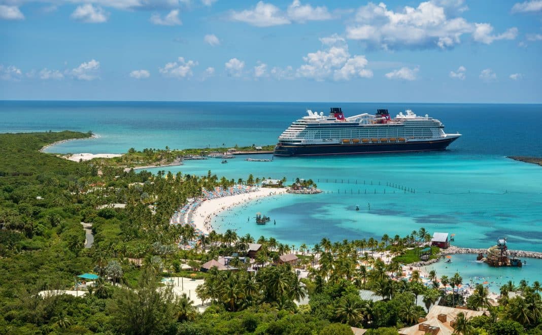 Die Disney Wish macht drei- und viernächtige Kreuzfahrten zu den Bahamas, einschließlich eines Zwischenstopps auf Disneys privater Inseloase Castaway Cay. Foto: © Steven Diaz
