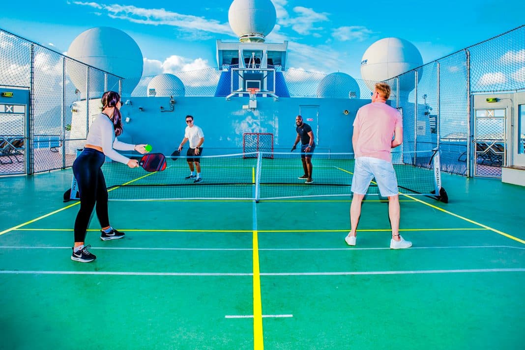 Die immer beliebter werdende Ballsportart Pickleball, eine Kombination aus Badminton, Tennis und Tischtennis, wird jetzt für alle Celebrity-Schiffsklassen kostenfrei angeboten. Foto: © Celebrity Cruises