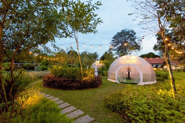 Besonders romantisch speisen Sie in einem der Garden Domes, durchsichtige Kuppelbauten im Garten des Summerhouse mit Blick auf die Sterne. Foto: © Singapore Tourism Board