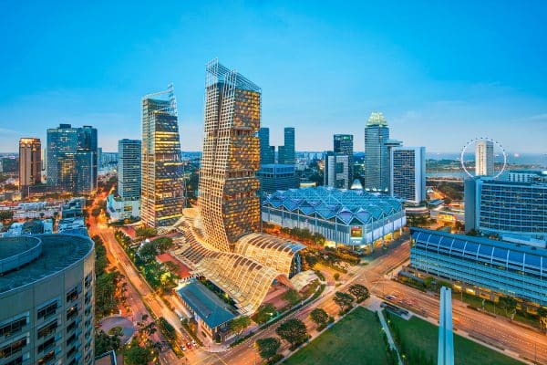 Das Vordach des JW Marriott Hotel Singapore South Beach fängt Regenwasser auf; das Hotel ist zudem mit einer Solaranlage ausgestattet. Die acht zum Hotel gehörenden Gastronomien locken zu einem delikaten Abendessen. Foto: © JW Marriott Hotel Singapore South Beach