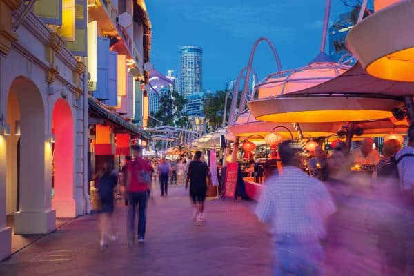 Bar-Hopping durch Singapurs aufregendes Nachtleben im Stadtviertel Clarke Quay. Foto: © Markus Lindstrom / istock.com