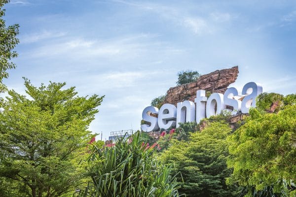Das Resort World Sentosa ist ein Vergnügungspark an der Südküste von Singapur. Neben der Hotel- und Strandanlage beherbergt das Resort einen Wasserpark, das S.E.A. Aquarium und die Universal Studios Singapur. Foto: © Filipe Lopes / istock.com