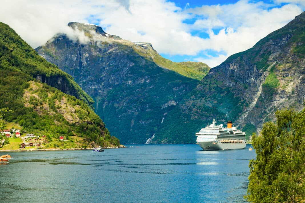 Costa Favolosa am Geirangerfjord im norwegischen Touristenort Geiranger. Foto: © Adobe Stock / anetlanda