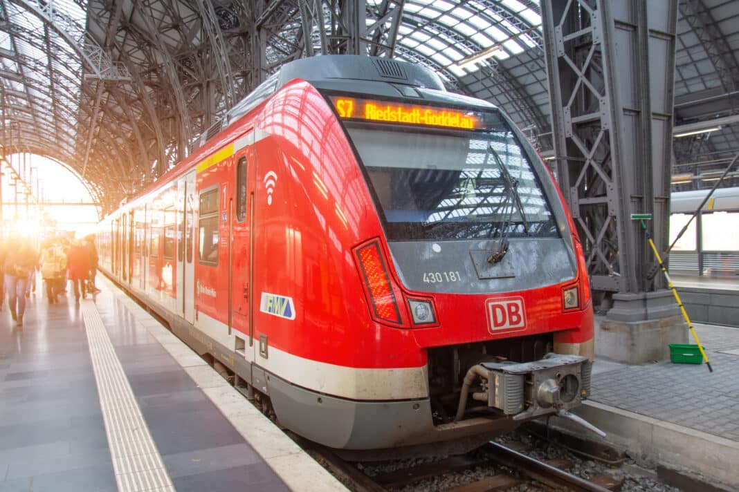 Intercity-Lokomotive der Deutschen Bahn im Hauptbahnhof Frankfurt am Main. Foto: Adobe Stock / Aapsky